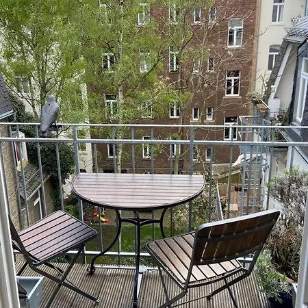 Designer Altbauwohnung Mit Balkon *